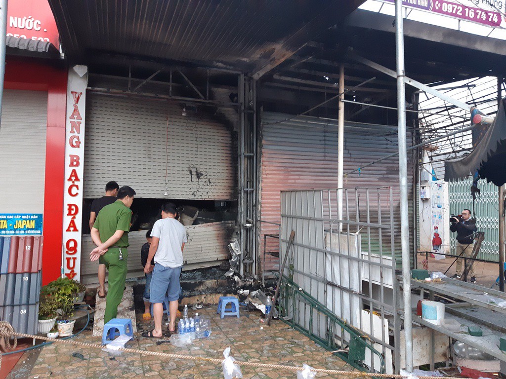 Hỏa hoạn thi&ecirc;u rụi cửa h&agrave;ng hoa, 2 người tử vong - Ảnh 5.