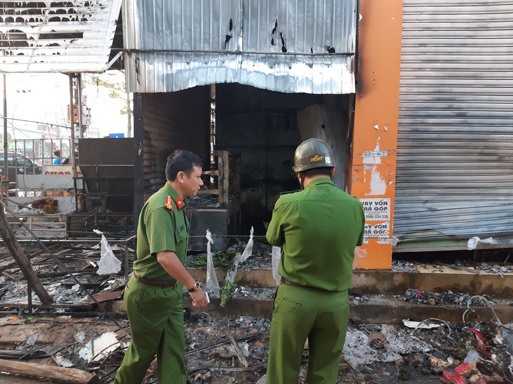 Bắt khẩn cấp nghi phạm đốt cửa h&agrave;ng hoa khiến 2 thiếu nữ tử vong - Ảnh 3.