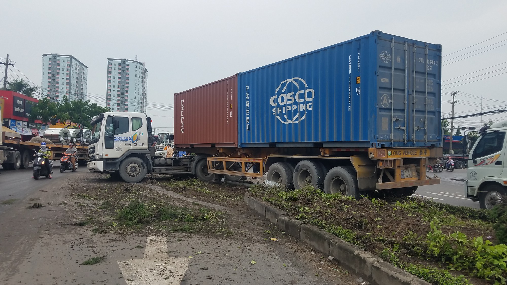 Xe đầu kéo đâm gãy biển báo, cột đèn rồi leo lên dải phân cách