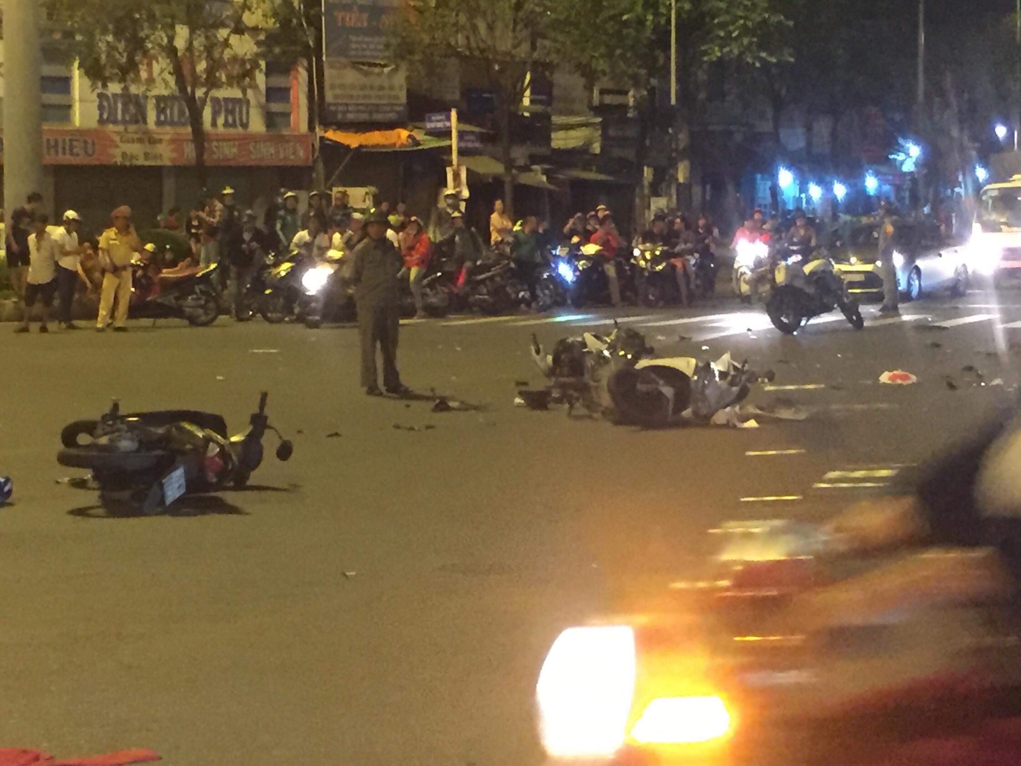 Ô tô tông xe máy văng la liệt ở Ngã tư Hàng Xanh, 1 người chết