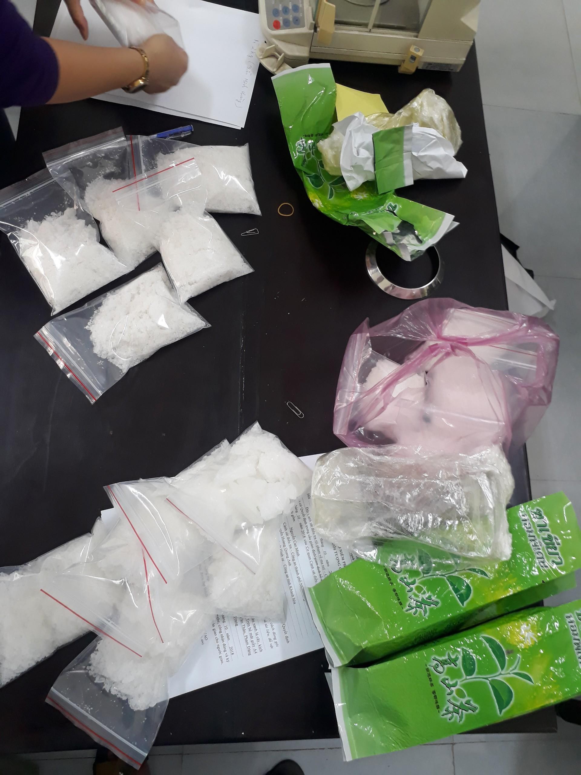 B&oacute;c gỡ đường d&acirc;y vận chuyển gần 3 kg ma t&uacute;y từ Campuchia về Nha Trang - Ảnh 2.