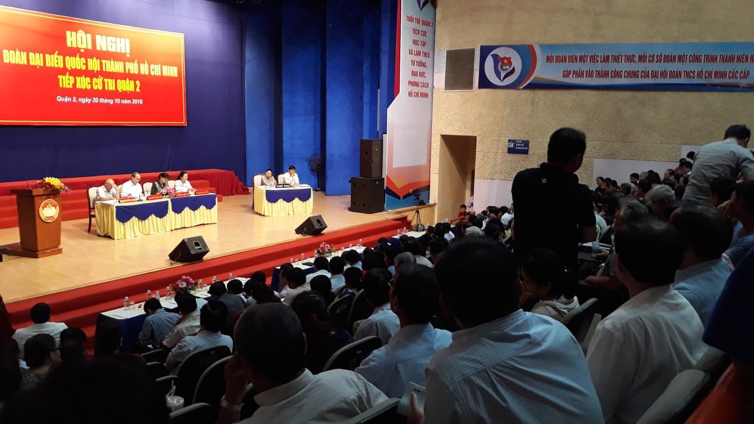 Người phụ nữ ném giày tại buổi tiếp xúc cử tri bị phạt 750.000 đồng