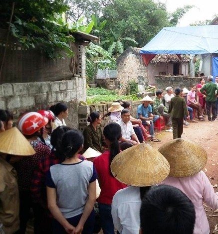 Đến nhà bạn mượn tiền, vợ bị chồng bám theo đâm chết