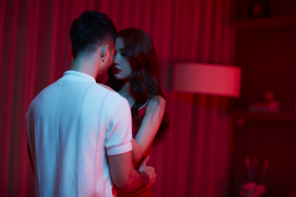 Bùi Bích Phương nóng bỏng bên trai lạ
