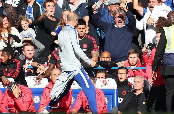 Mourinho đối mặt &aacute;n phạt sau pha rượt đuổi trợ l&yacute; HLV Chelsea - Ảnh 2.