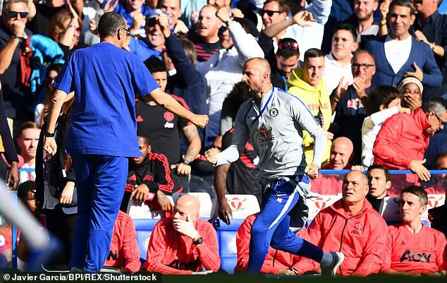 Mourinho đối mặt &aacute;n phạt sau pha rượt đuổi trợ l&yacute; HLV Chelsea - Ảnh 3.