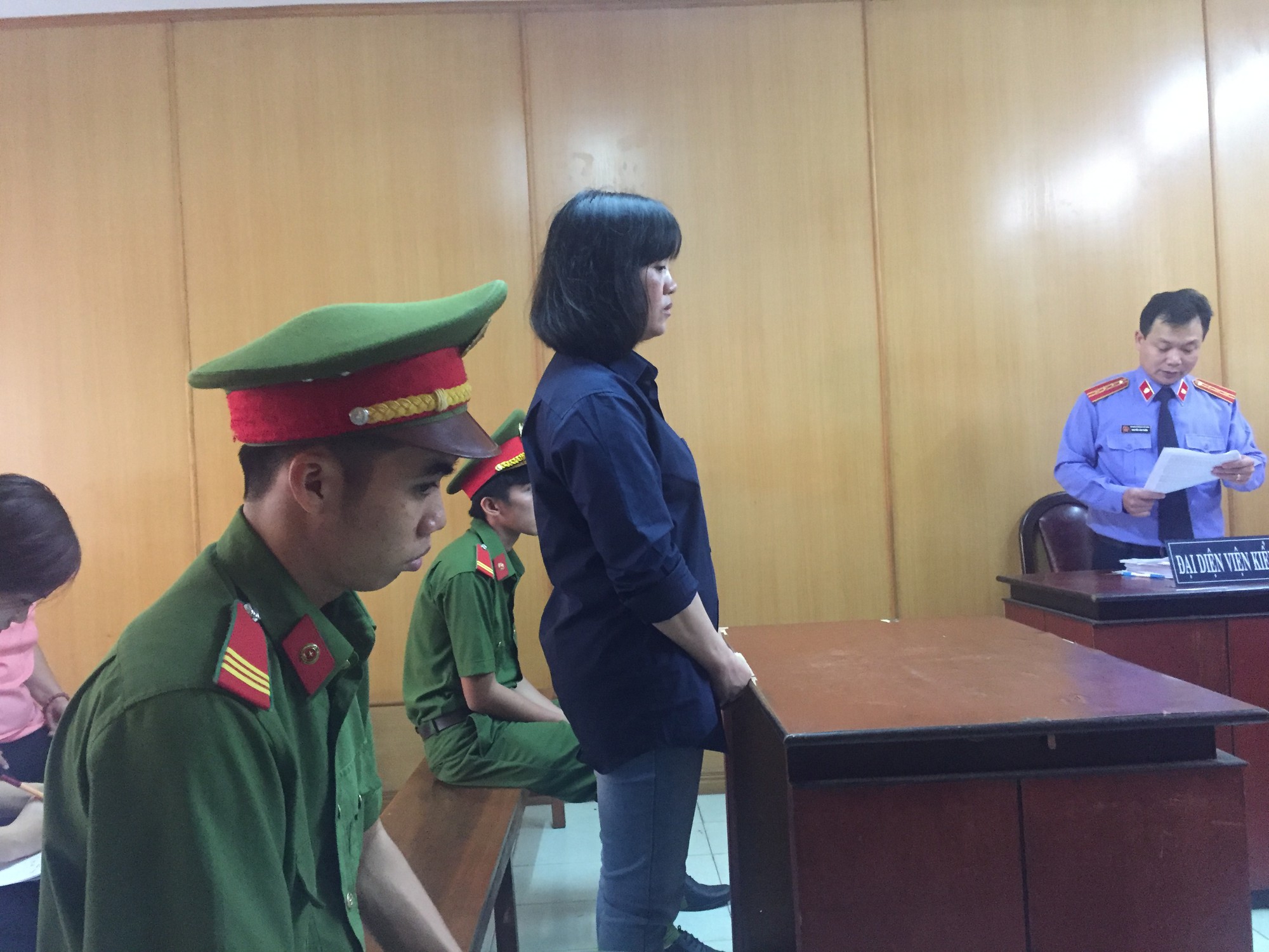 Trong 8 tháng, nữ quản lý "bỏ túi" 30,4 tỉ đồng