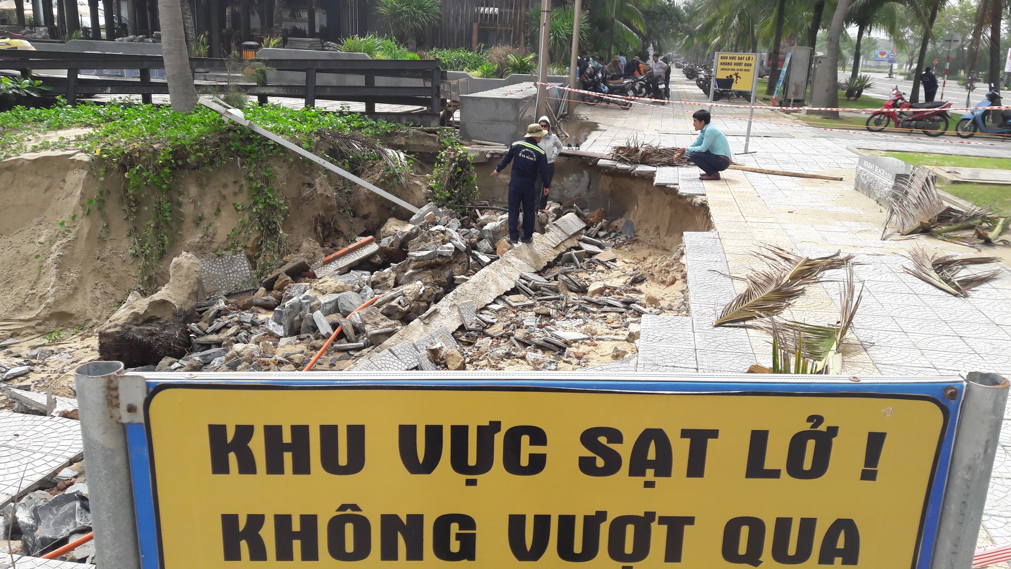 Bờ biển đẹp nhất h&agrave;nh tinh lại bị x&acirc;m thực nặng sau mưa lớn - Ảnh 6.