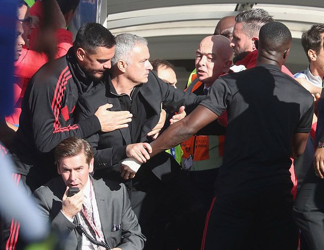 Mourinho đối mặt án phạt sau pha rượt đuổi trợ lý HLV Chelsea