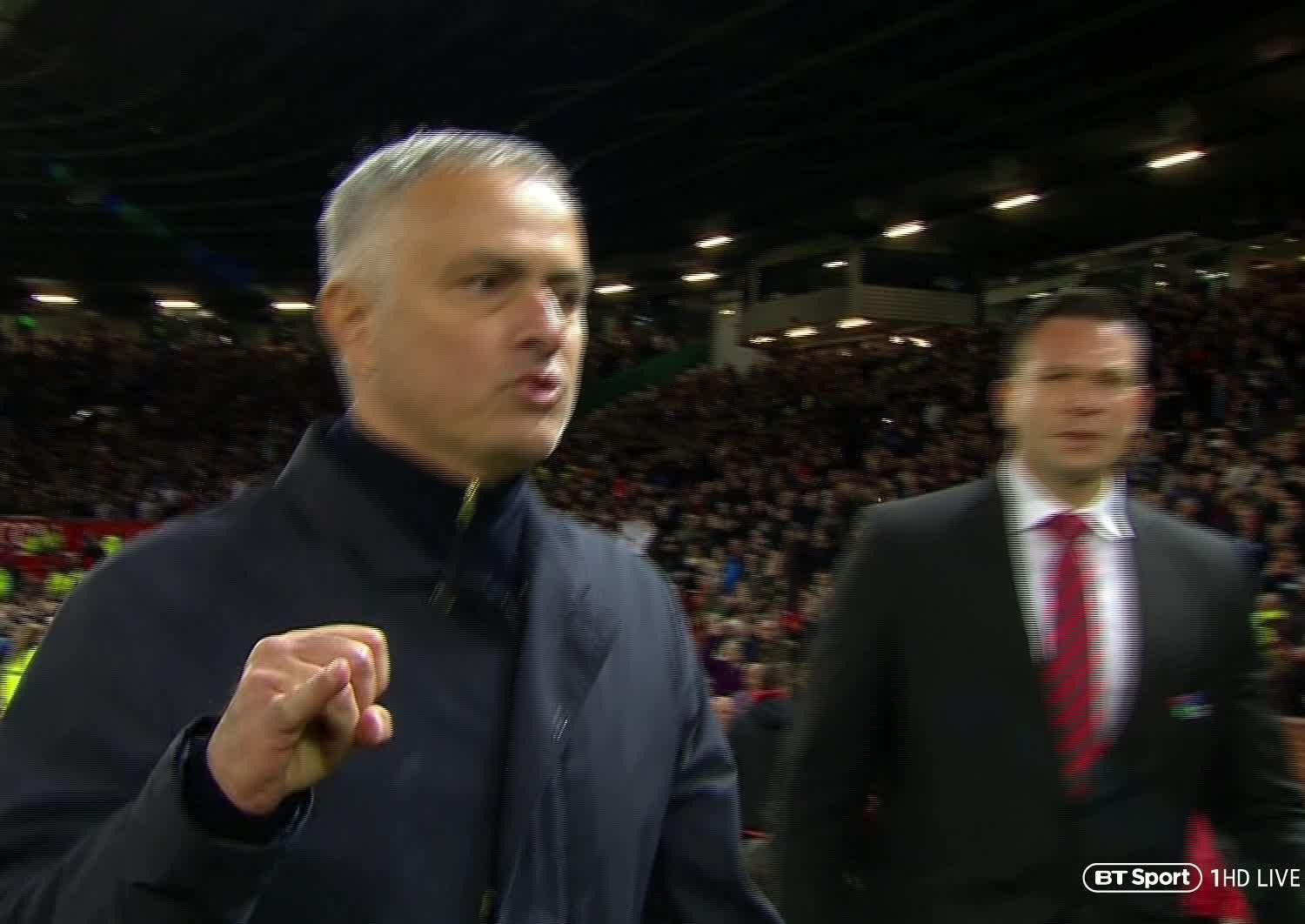 Mourinho đối mặt &aacute;n phạt sau pha rượt đuổi trợ l&yacute; HLV Chelsea - Ảnh 5.