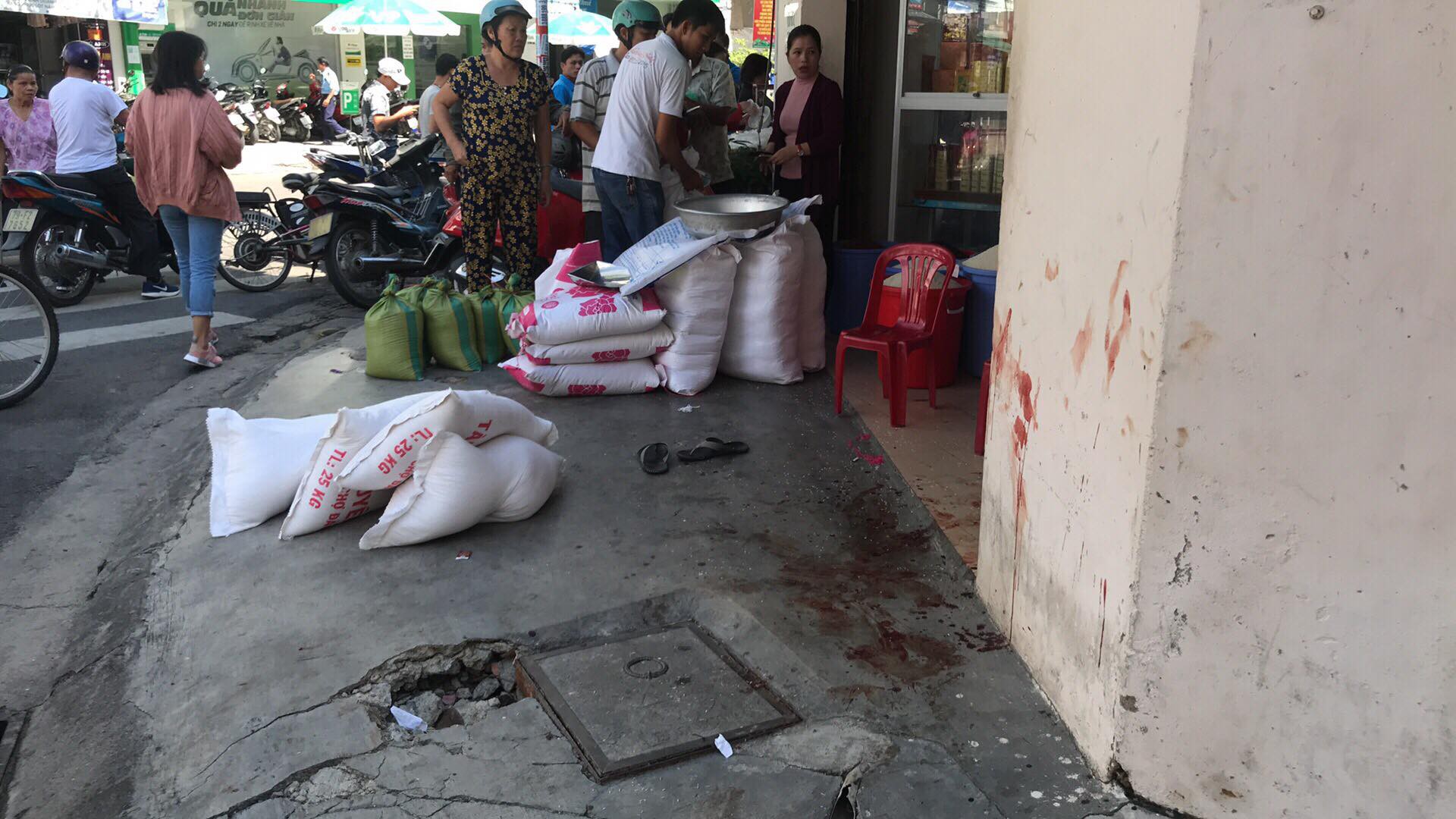 Đ&acirc;m gục chủ tiệm gạo, khống chế người kh&aacute;c l&agrave;m con tin - Ảnh 4.