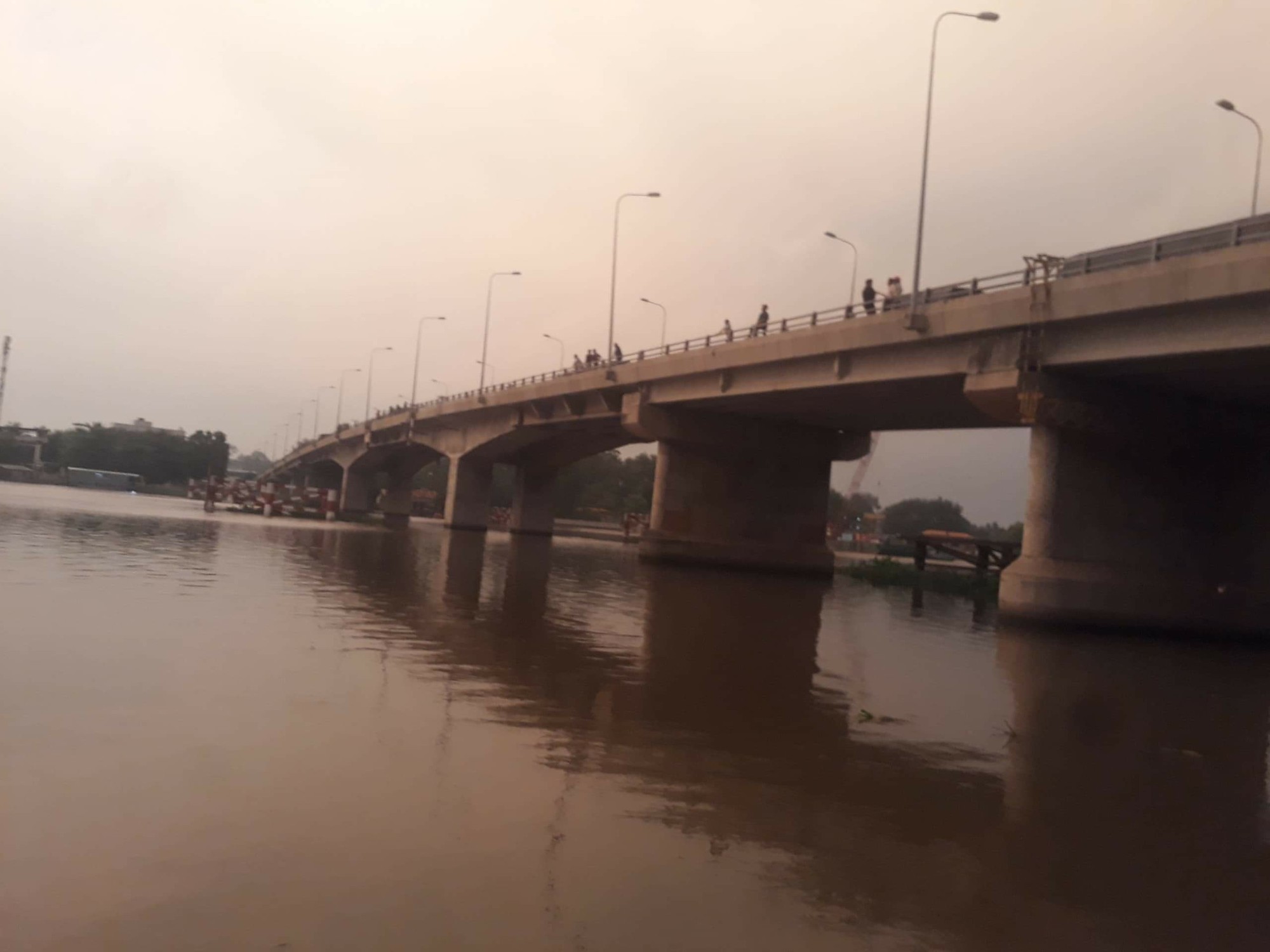 Con nhảy cầu, cha ngồi đợi phép mầu trong mưa - Ảnh 1.