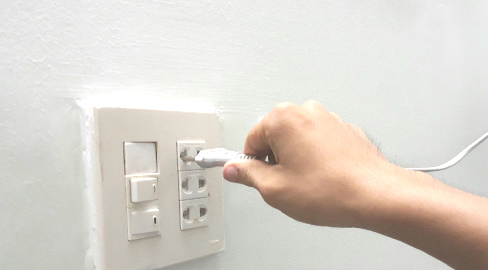 Cắm quạt gió, mẹ tử vong, con 1 tuổi nguy cơ hoại tử 2 chân