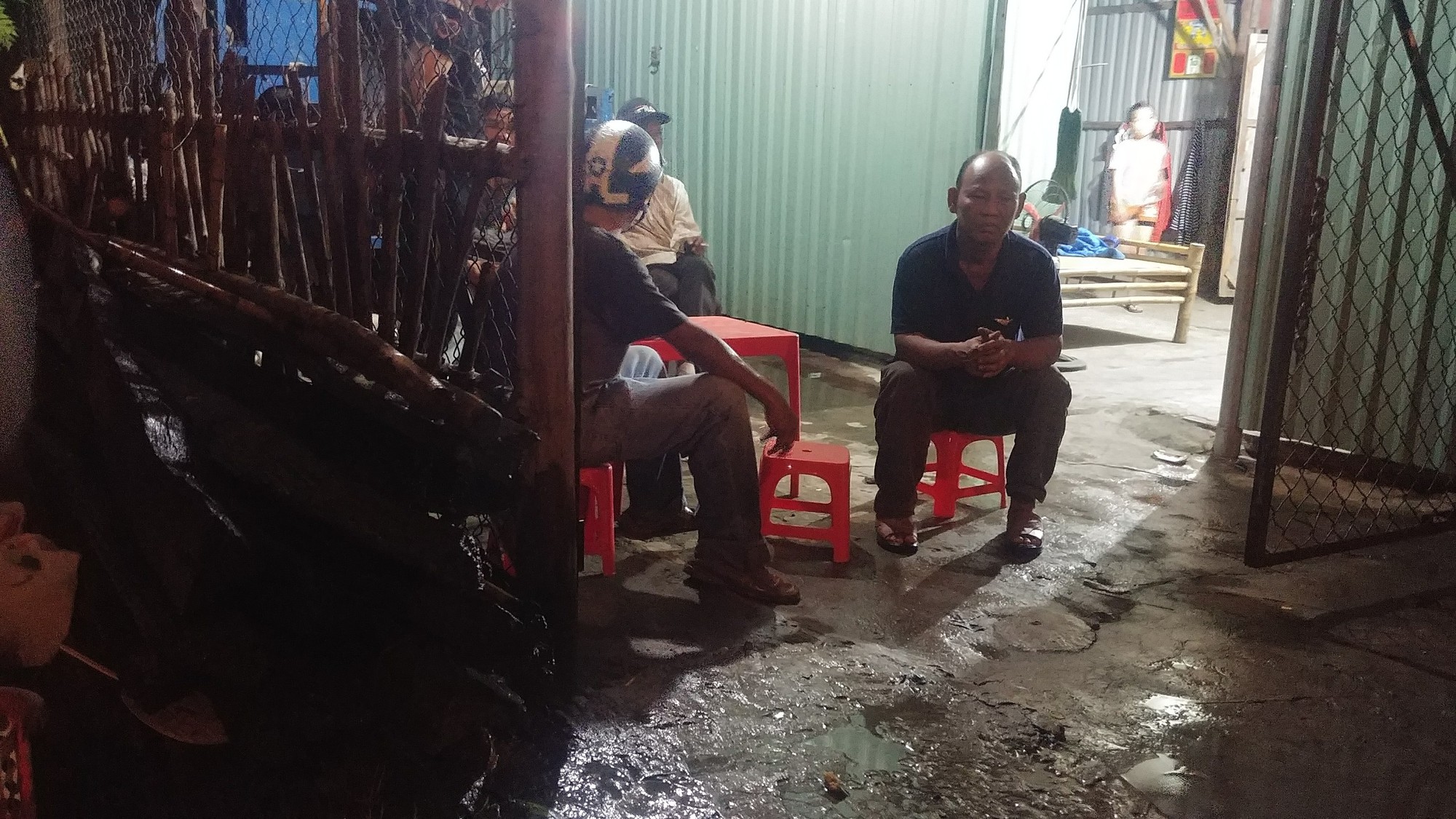 Con nhảy cầu, cha ngồi đợi phép mầu trong mưa