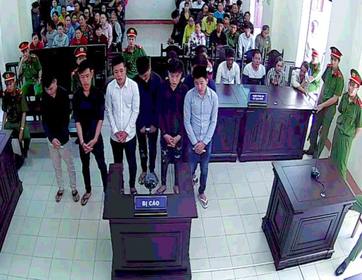 Bạn không nhờ nhưng nhóm thanh niên vẫn xin đi... giết người