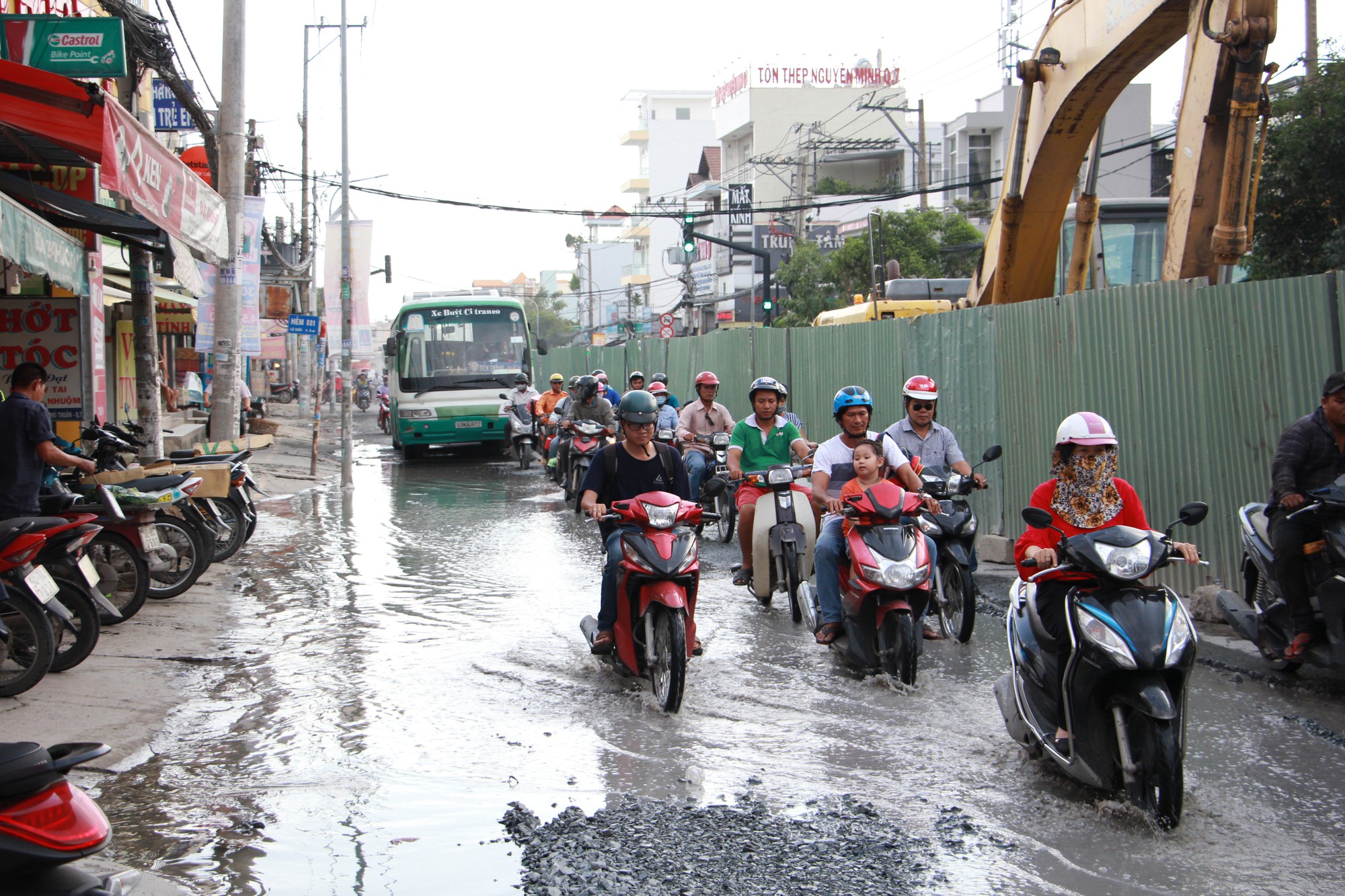 Căng mắt đi qua đường Huỳnh Tấn Phát - Ảnh 10.
