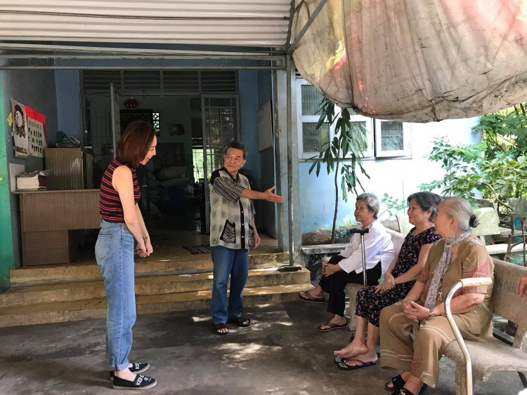 Có một Tóc Tiên giản dị đến thăm viện dưỡng lão nghệ sĩ - Ảnh 2.