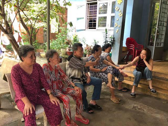 Có một Tóc Tiên giản dị đến thăm viện dưỡng lão nghệ sĩ - Ảnh 12.