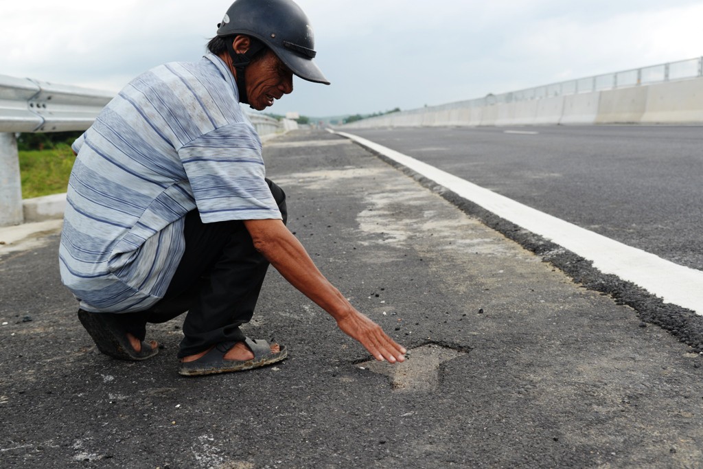 Ta luy sạt lở, bê tông vỡ vụn trên đường cao tốc Đà Nẵng – Quảng Ngãi - Ảnh 9.