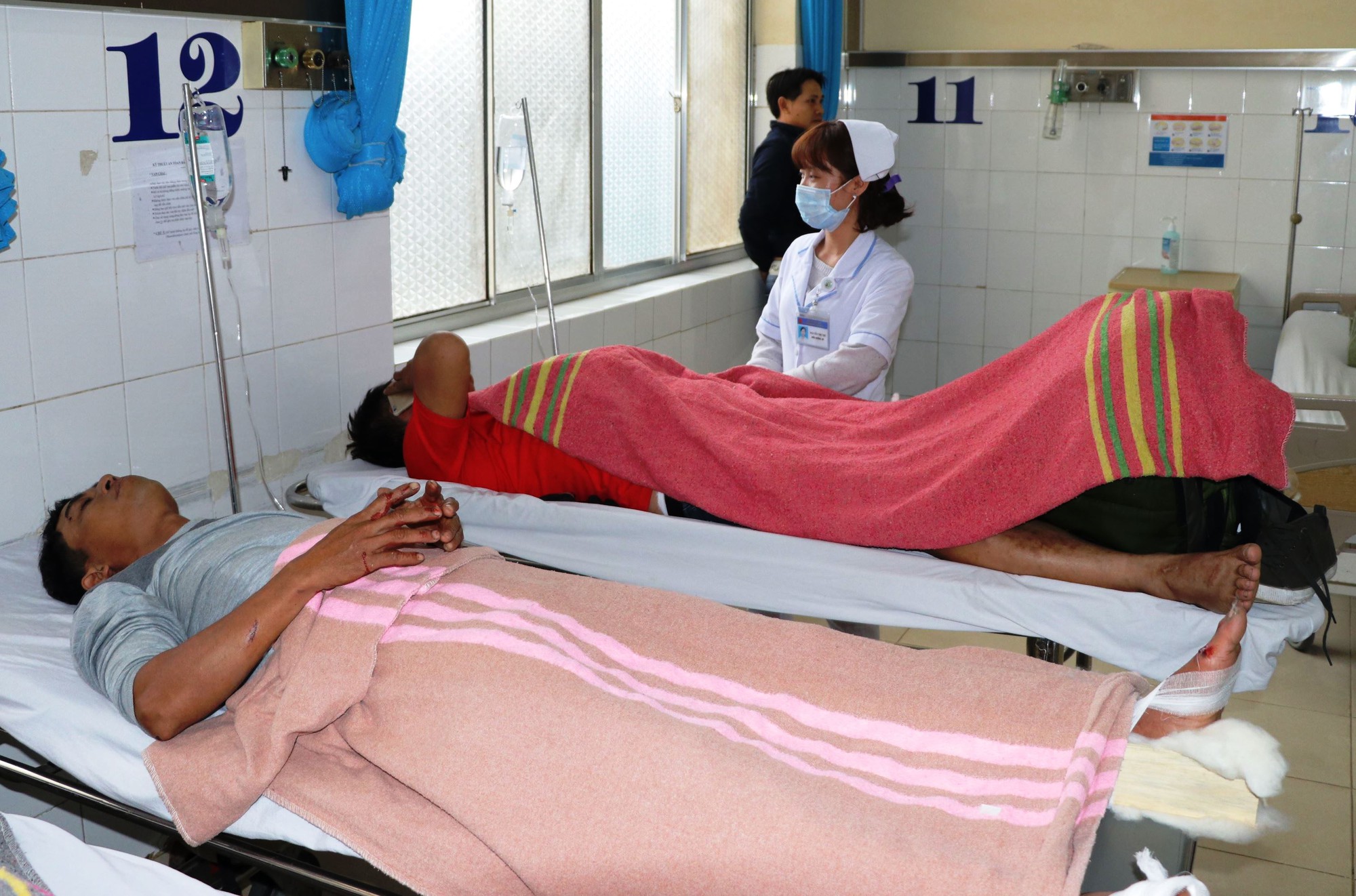 Xe con gây tai nạn liên hoàn, 4 người nhập viện - Ảnh 3.