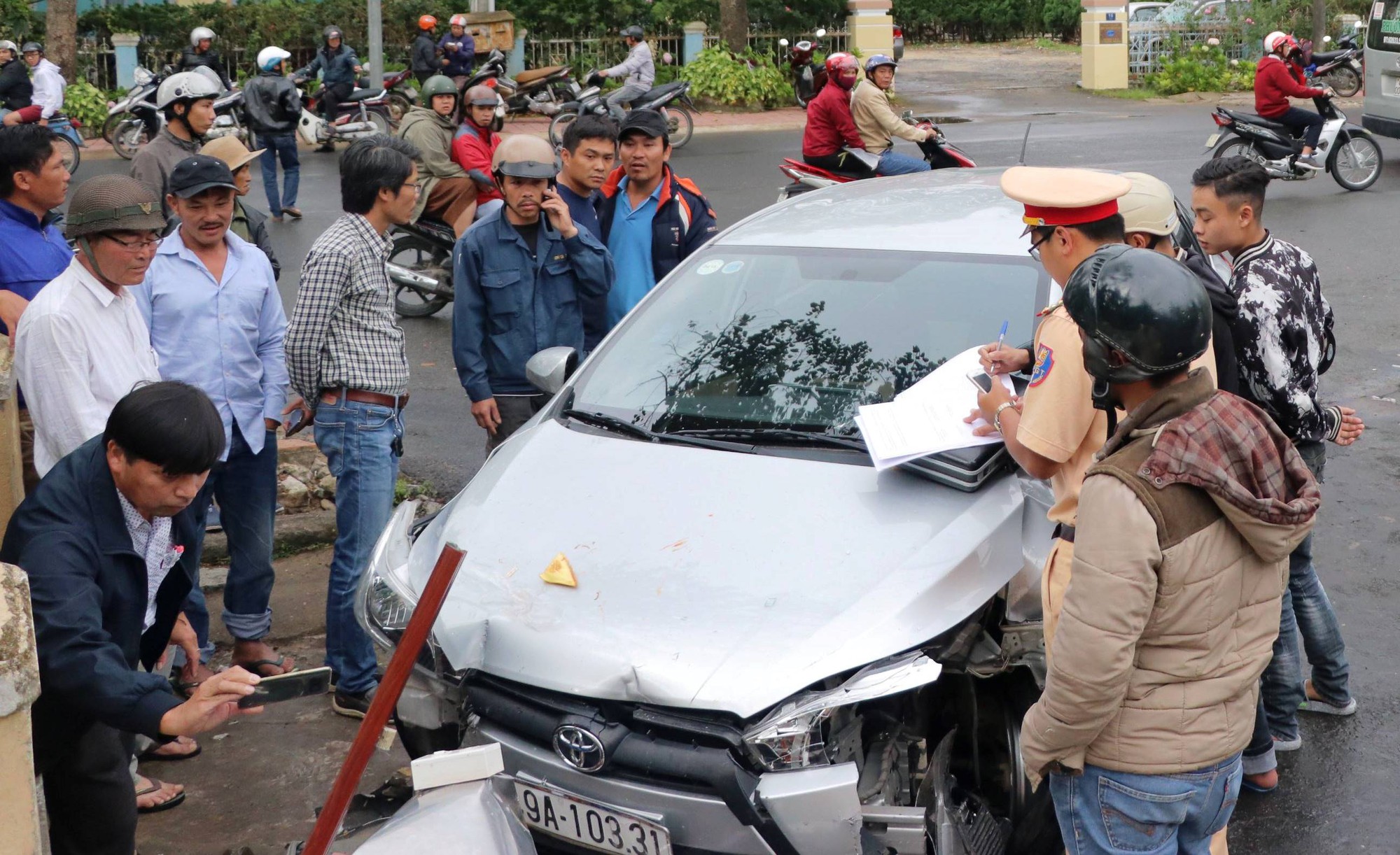 Xe con gây tai nạn liên hoàn, 4 người nhập viện