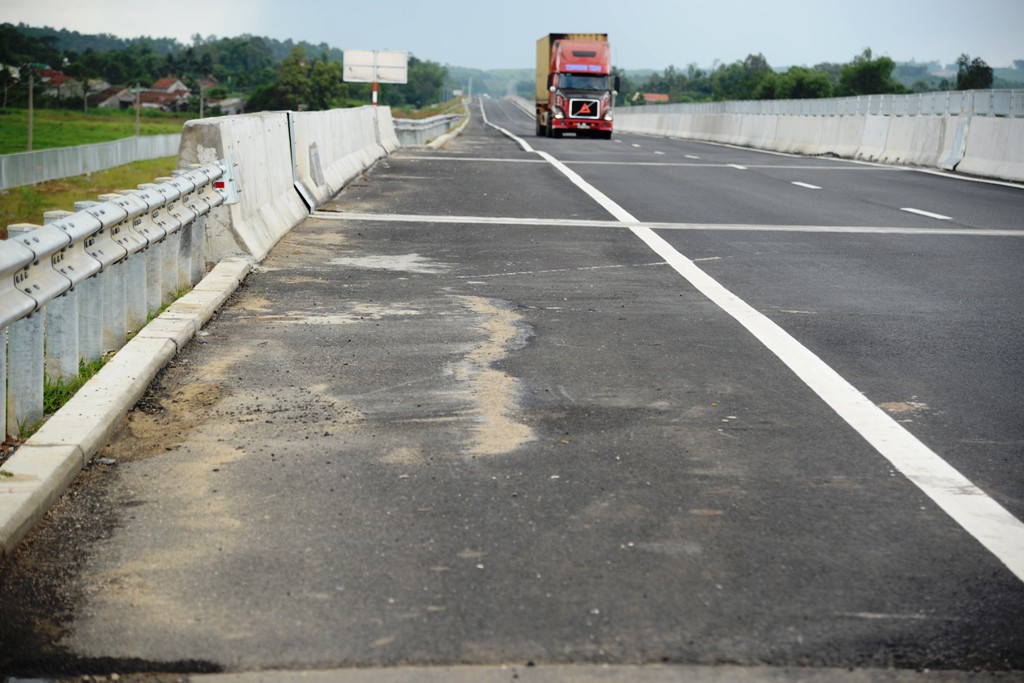 Ta luy sạt lở, bê tông vỡ vụn trên đường cao tốc Đà Nẵng – Quảng Ngãi - Ảnh 10.