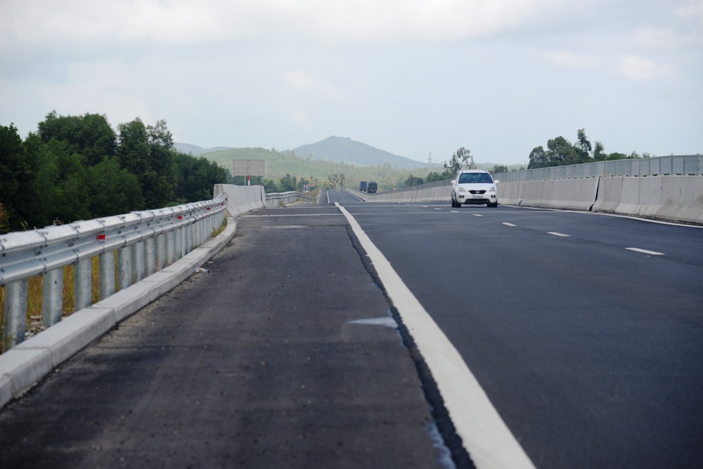 Ta luy sạt lở, bê tông vỡ vụn trên đường cao tốc Đà Nẵng – Quảng Ngãi - Ảnh 11.