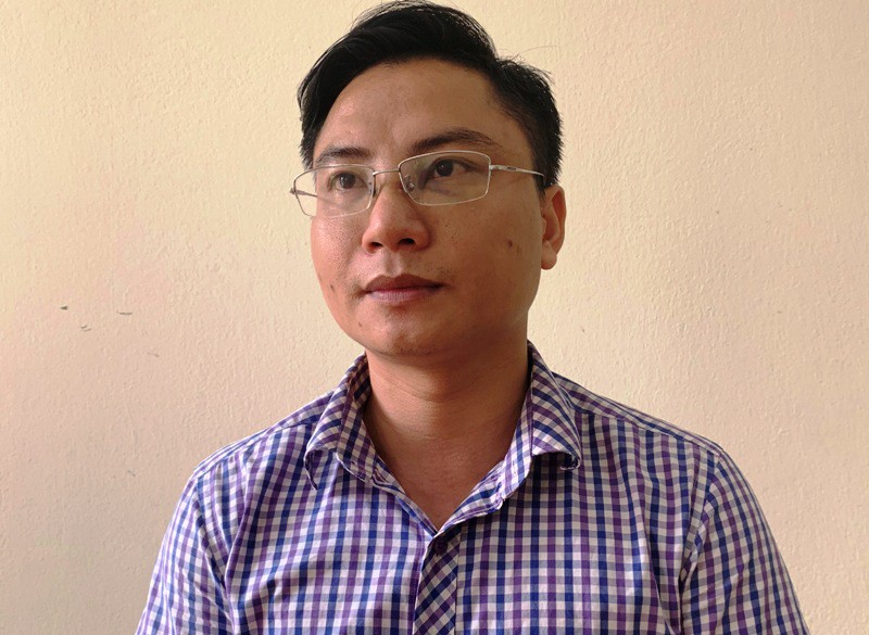 Bắt quả tang 1 người c&oacute; thẻ ph&oacute;ng vi&ecirc;n nhận 50 triệu đồng của doanh nghiệp - Ảnh 1.