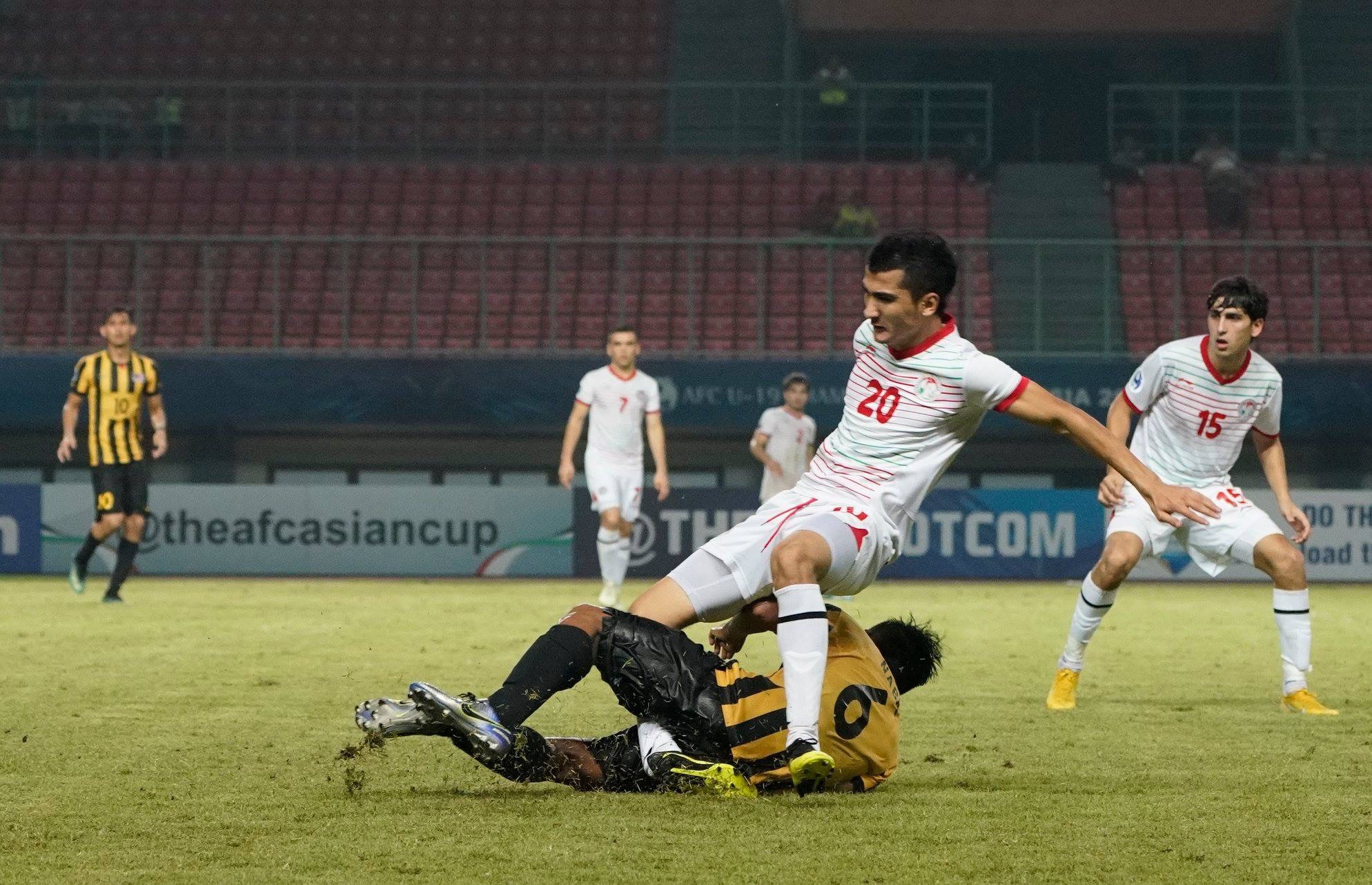 Cận cảnh pha tắc bóng gãy chân đối thủ của hậu vệ U19 Malaysia