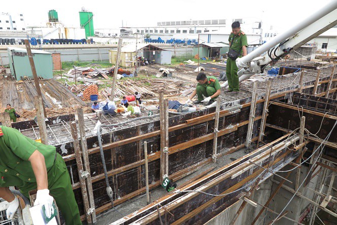 Xe trộn bê tông đổ lúc phun bê tông, 3 người thương vong