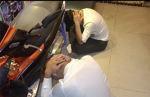 Đột k&iacute;ch nh&agrave; h&agrave;ng c&oacute; giang hồ bảo k&ecirc;, tiếp vi&ecirc;n b&aacute;n d&acirc;m cho kh&aacute;ch - Ảnh 1.
