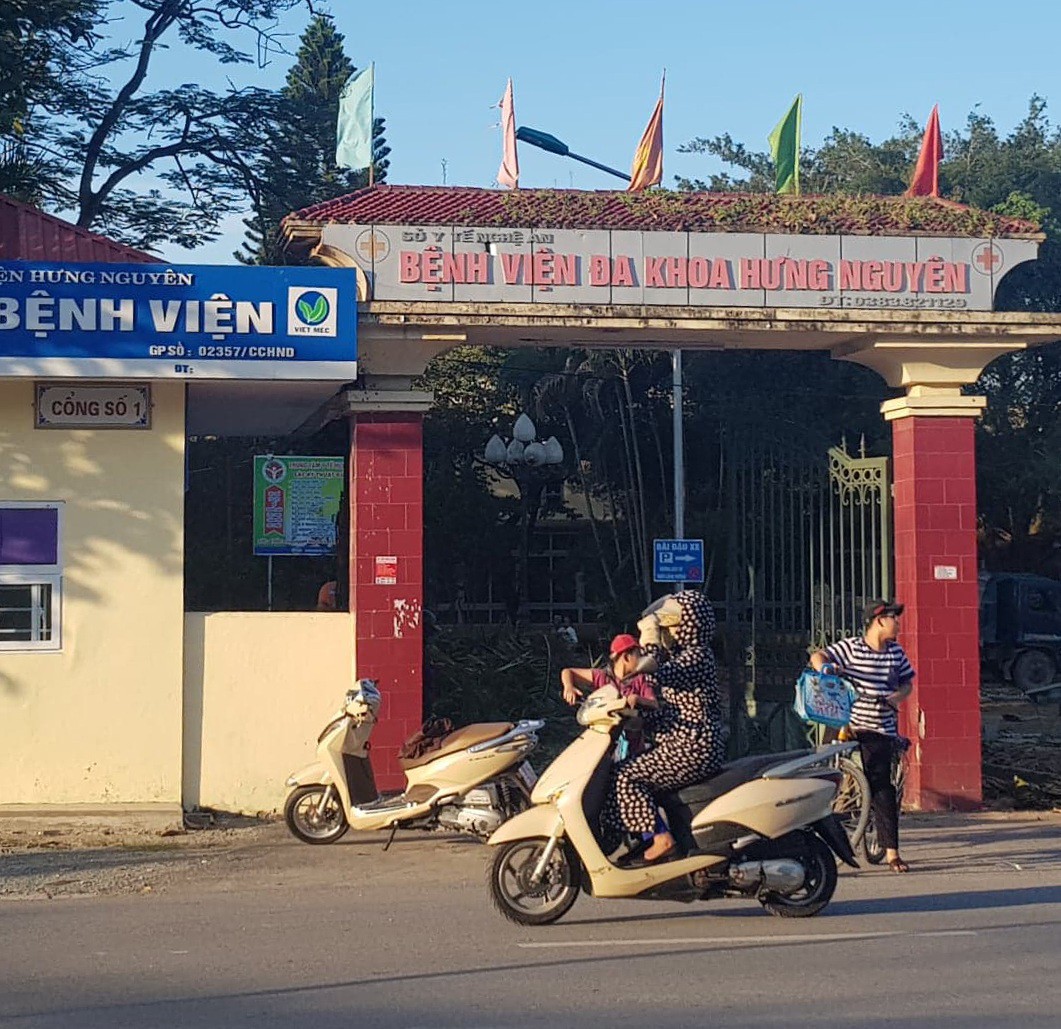 Trưởng phòng tổ chức bệnh viện xông vào phòng, ném ghế đòi “xử” nữ đồng nghiệp