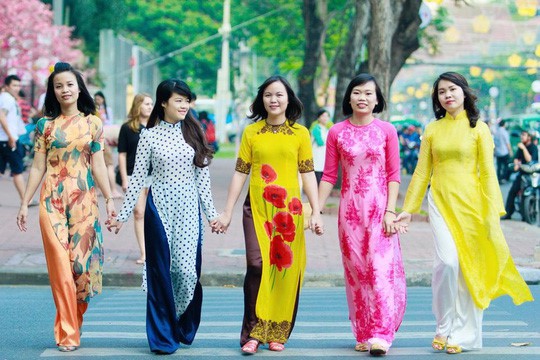Quyên góp áo dài tặng nữ công nhân khó khăn - Ảnh 1.