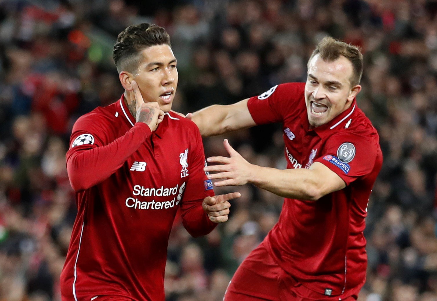 Liverpool mở đại tiệc b&agrave;n thắng, Mohamed Salah nhận qu&agrave; độc từ CĐV - Ảnh 3.