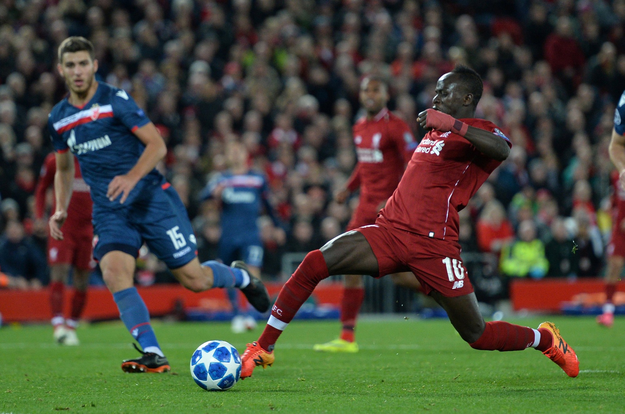 Liverpool mở đại tiệc b&agrave;n thắng, Mohamed Salah nhận qu&agrave; độc từ CĐV - Ảnh 5.