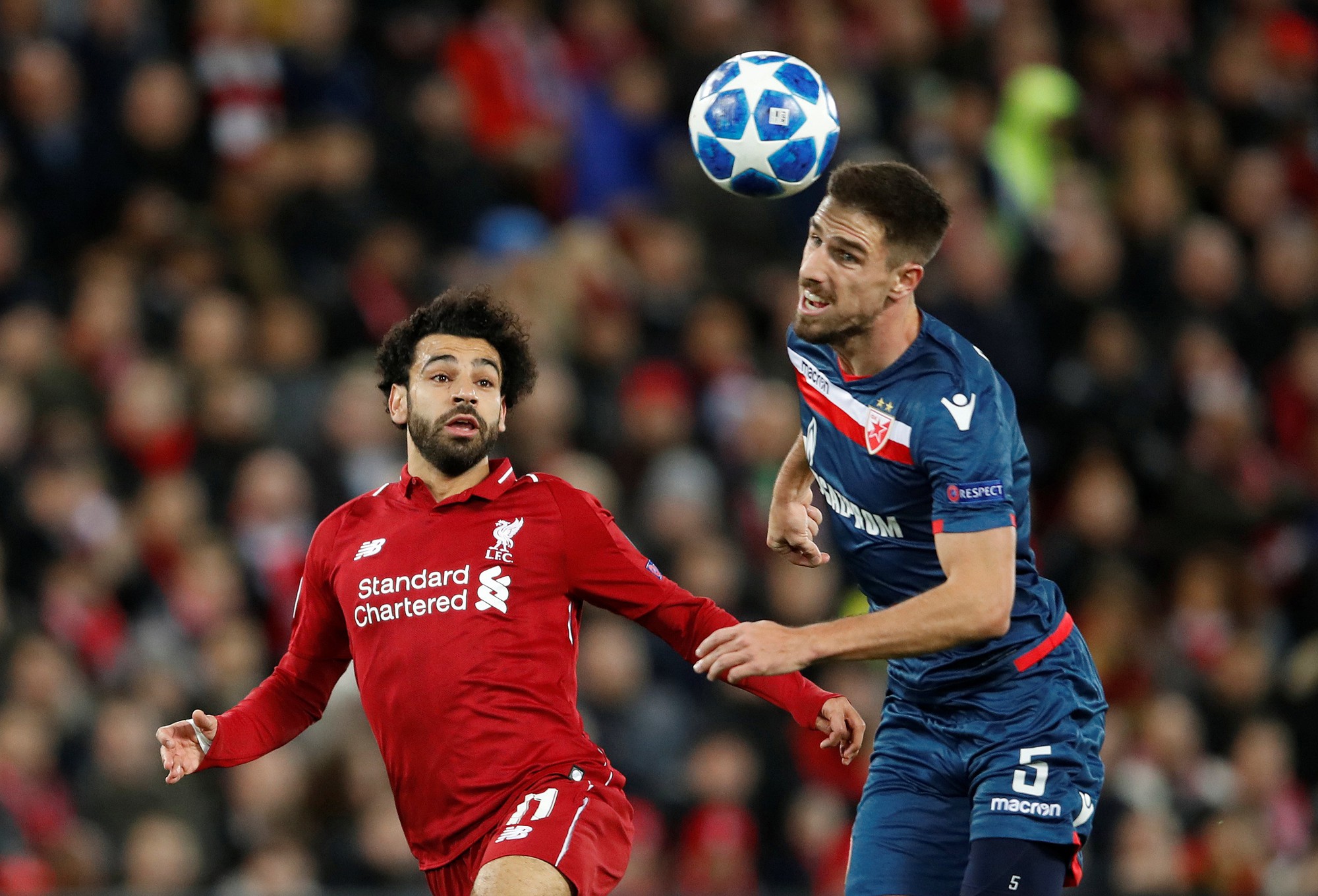 Liverpool mở đại tiệc bàn thắng, Salah nhận "quà độc" từ CĐV