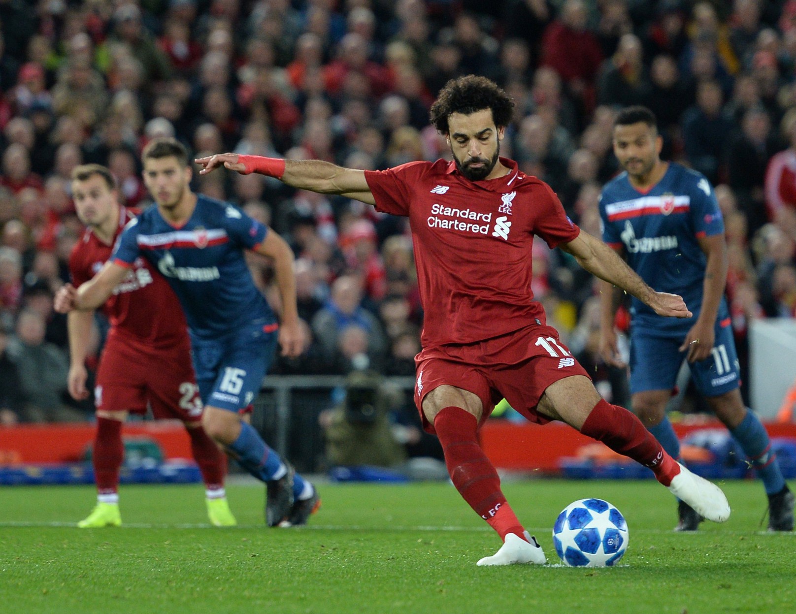 Liverpool mở đại tiệc b&agrave;n thắng, Mohamed Salah nhận qu&agrave; độc từ CĐV - Ảnh 4.