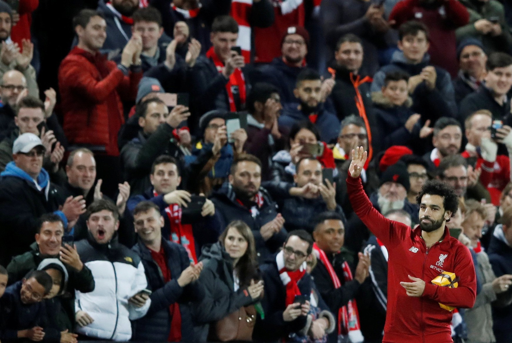 Liverpool mở đại tiệc b&agrave;n thắng, Mohamed Salah nhận qu&agrave; độc từ CĐV - Ảnh 2.