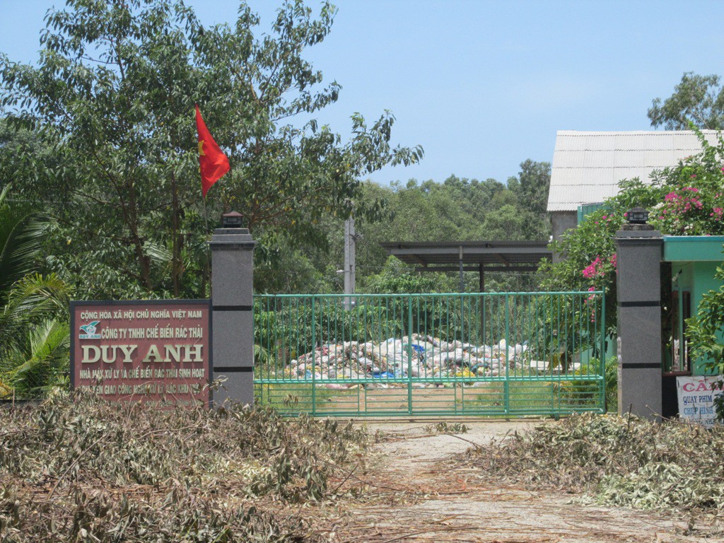 Kh&ocirc;ng chịu nổi m&ugrave;i h&ocirc;i thối, d&acirc;n &ldquo;bao v&acirc;y&rdquo; nh&agrave; m&aacute;y xử l&yacute; r&aacute;c - Ảnh 1.