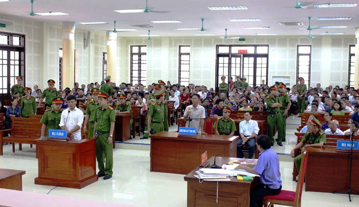"Ăn" tiền dân 1,4 tỉ đồng, cán bộ địa chính xã lĩnh 18 năm tù