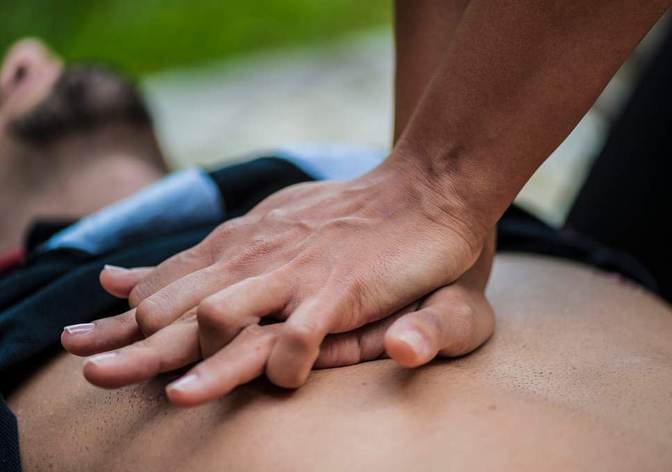Cách sơ cứu "hồi sinh" người ngưng thở vì điện giật, sét đánh