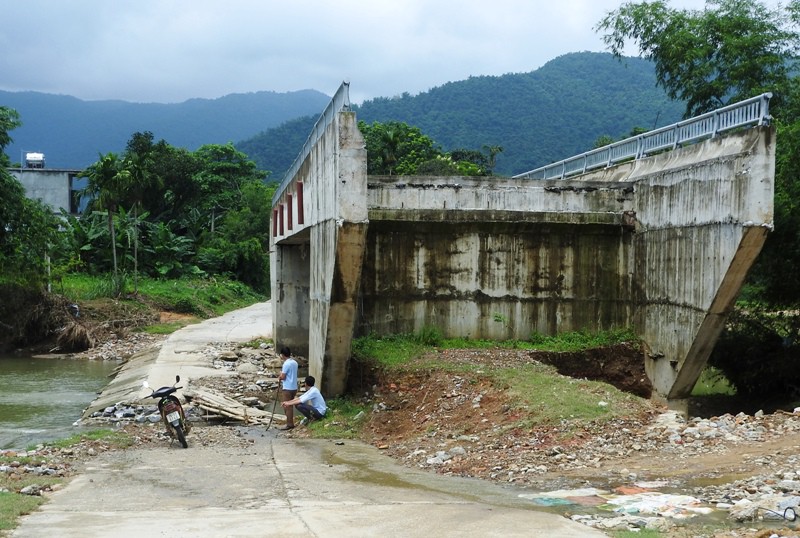 Cây cầu 15 tỉ đồng xây xong để "làm cảnh", dân vẫn lội suối