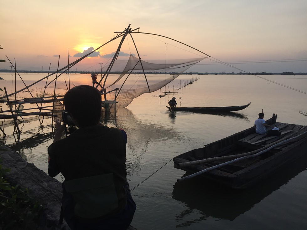 Sướng mắt với người mẫu k&eacute;o v&oacute; trong con nước nổi - Ảnh 7.
