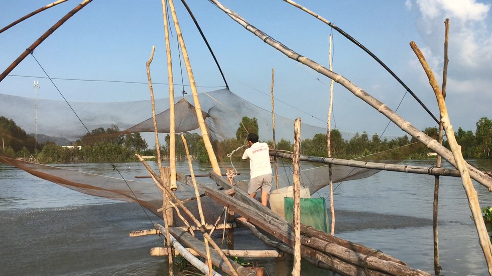 Sướng mắt với người mẫu k&eacute;o v&oacute; trong con nước nổi - Ảnh 4.