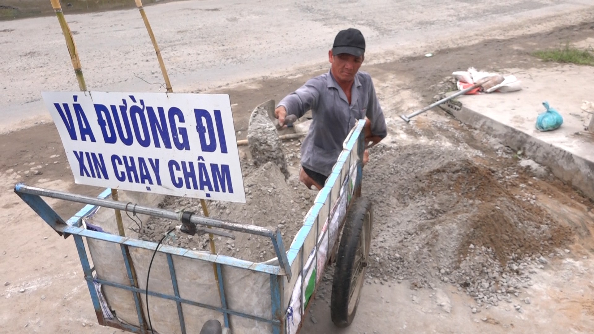 Người đ&agrave;n &ocirc;ng tật nguyền l&agrave;m chuyện &ldquo;qu&aacute;i gở&rdquo; được vinh danh - Ảnh 2.