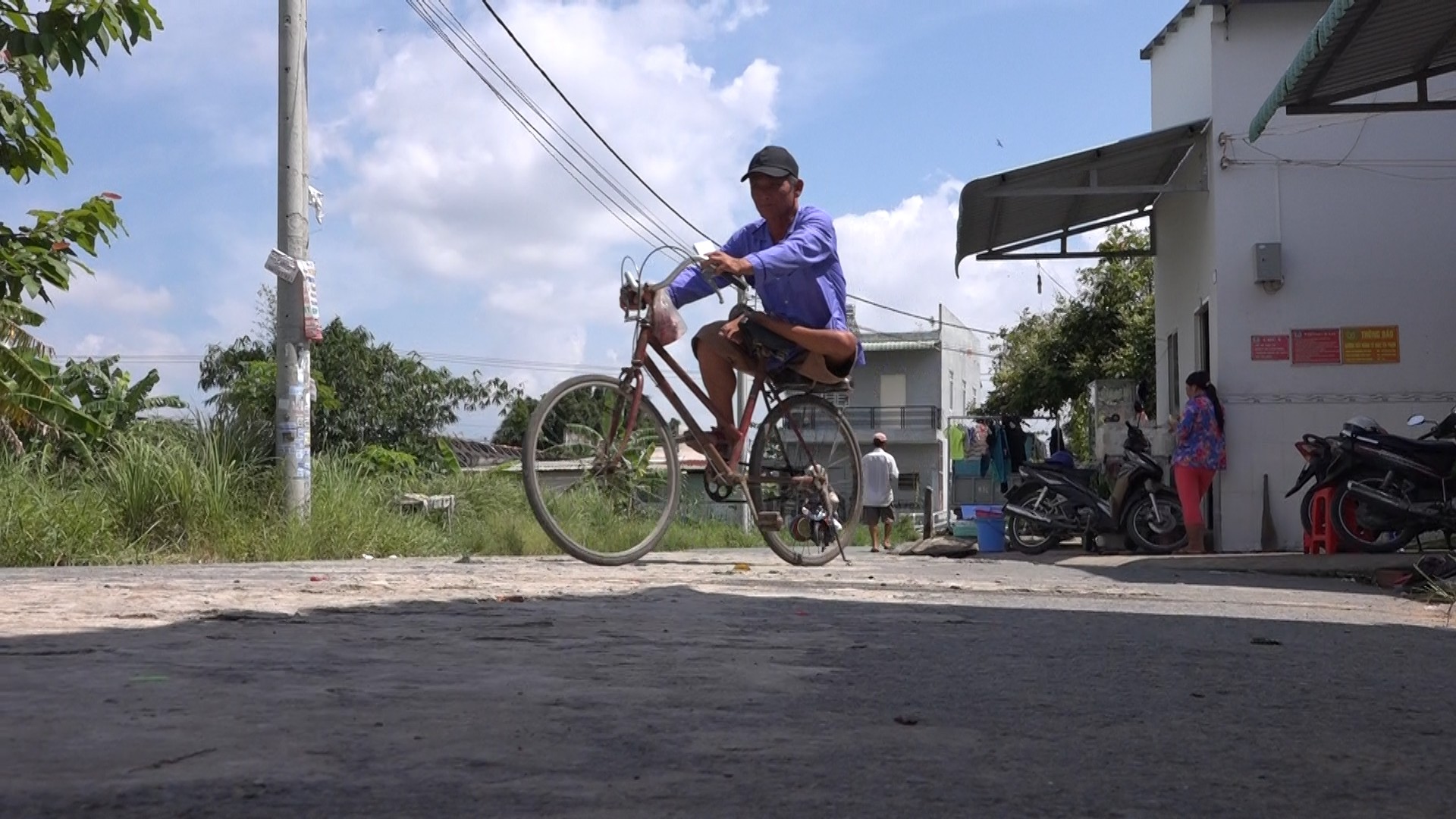 Người đ&agrave;n &ocirc;ng tật nguyền l&agrave;m chuyện &ldquo;qu&aacute;i gở&rdquo; được vinh danh - Ảnh 1.