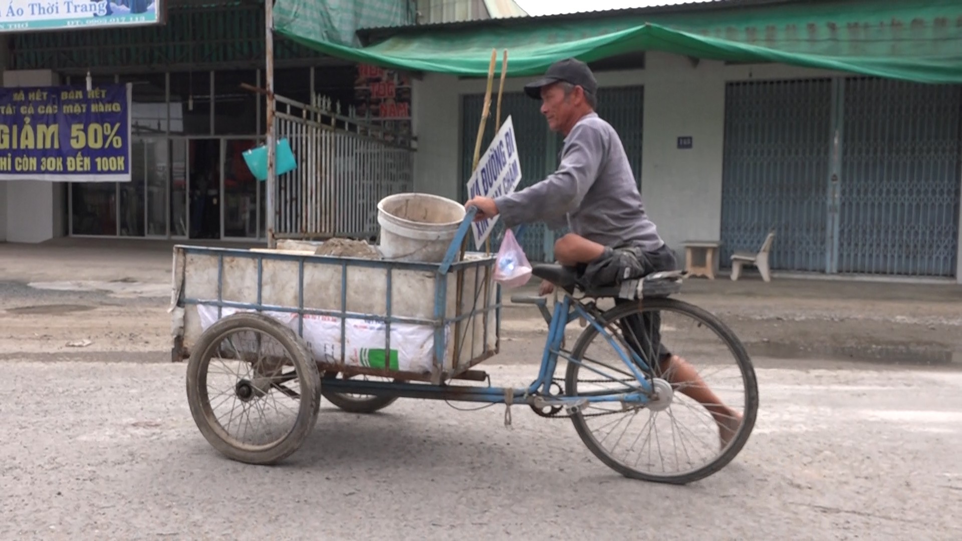 Người đ&agrave;n &ocirc;ng tật nguyền l&agrave;m chuyện &ldquo;qu&aacute;i gở&rdquo; được vinh danh - Ảnh 3.
