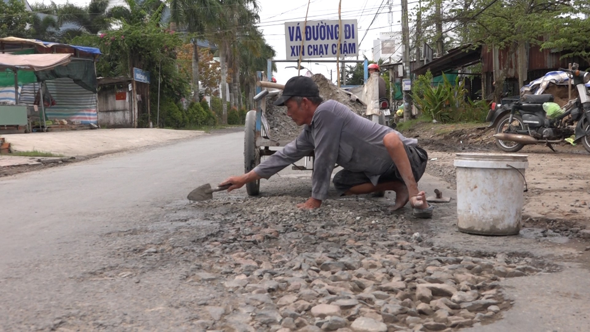Người đ&agrave;n &ocirc;ng tật nguyền l&agrave;m chuyện &ldquo;qu&aacute;i gở&rdquo; được vinh danh - Ảnh 5.