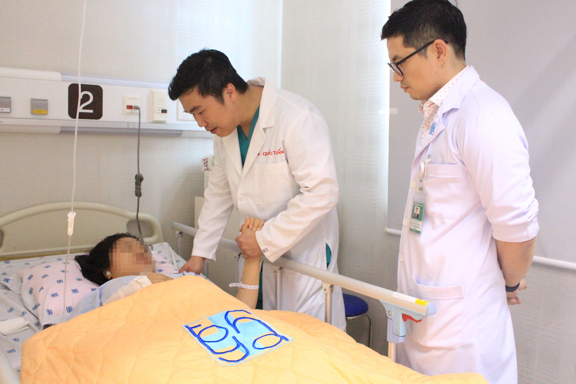 Ngoạn mục ca vừa bít máu não, vừa "vượt cạn" sinh con