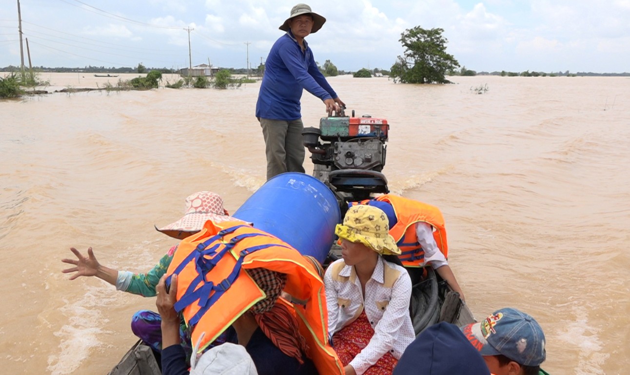 Người đưa đ&ograve; v&ugrave;ng lũ - Ảnh 1.